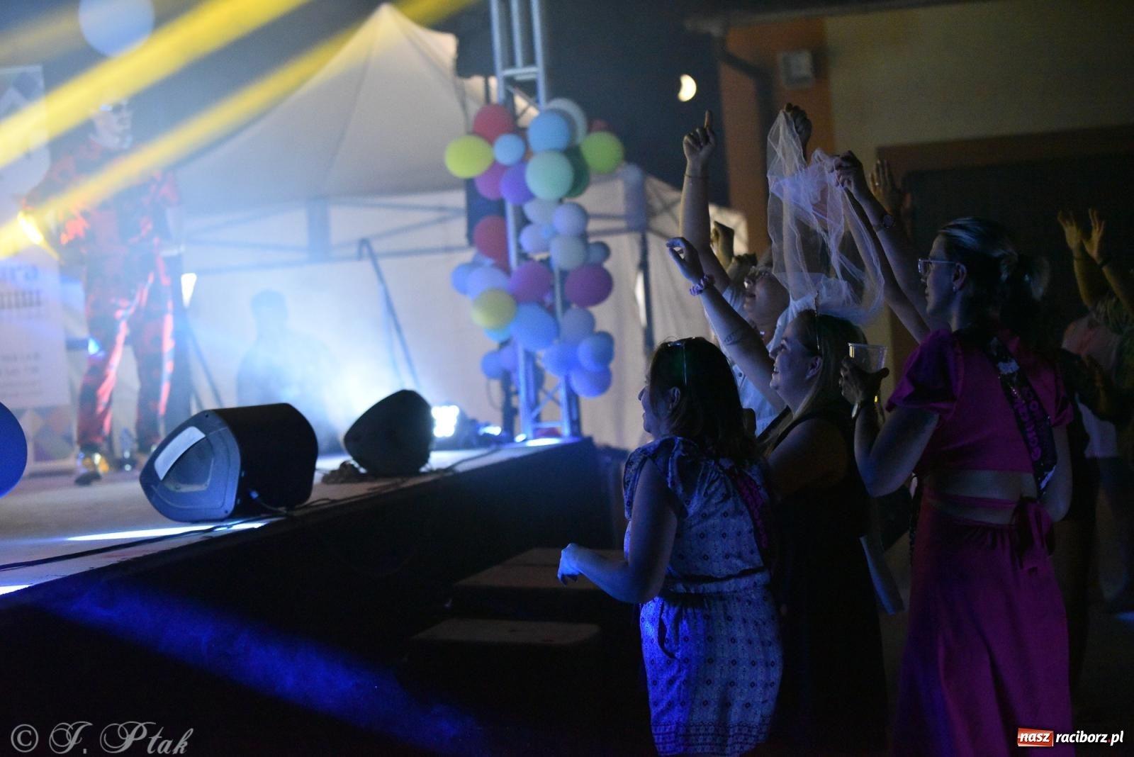 Zdjęcie w galerii na portalu naszraciborz.pl: Soleo, czyli disco polo na finał Eksplozji Kolorów w Pietrowicach Wielkich! wiadomości z regionu