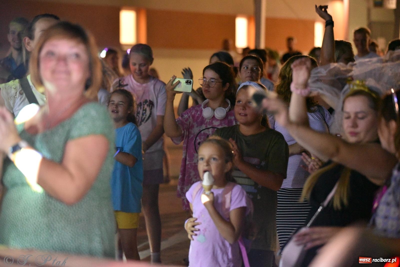 Zdjęcie w galerii na portalu naszraciborz.pl: Soleo, czyli disco polo na finał Eksplozji Kolorów w Pietrowicach Wielkich! wiadomości z regionu
