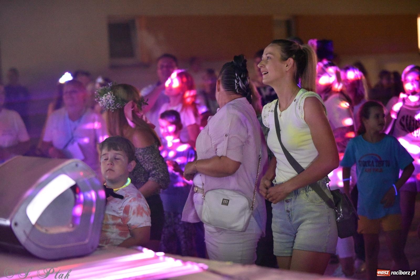 Zdjęcie w galerii na portalu naszraciborz.pl: Soleo, czyli disco polo na finał Eksplozji Kolorów w Pietrowicach Wielkich! wiadomości z regionu