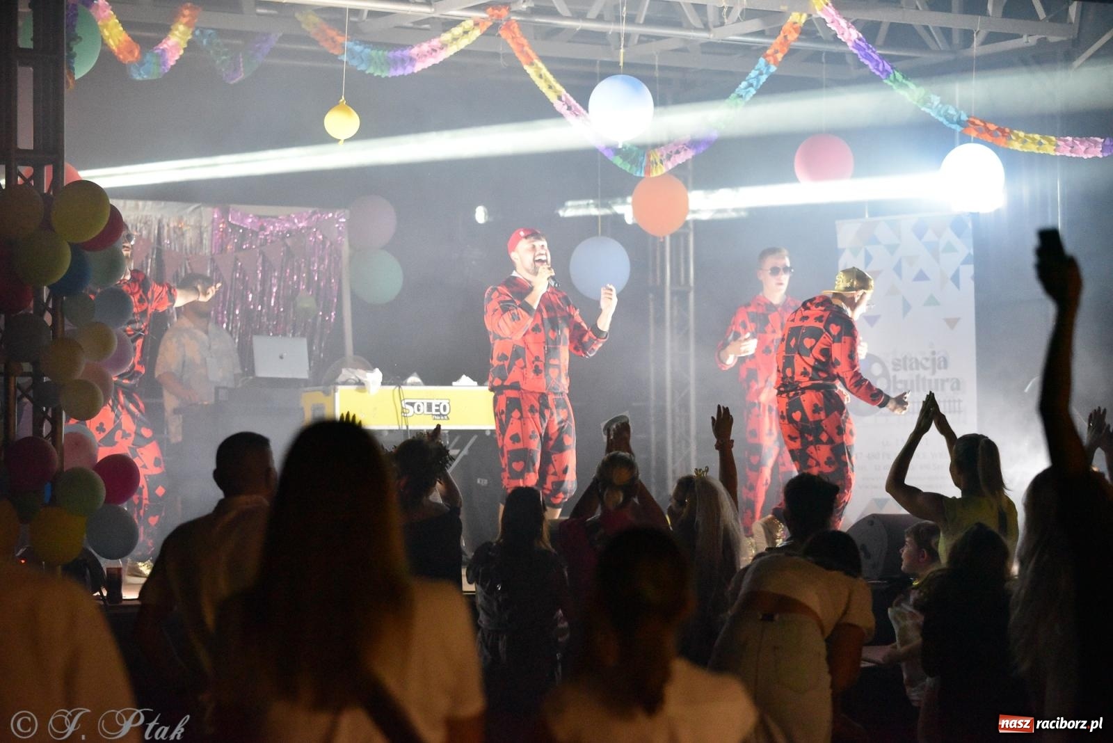 Zdjęcie w galerii na portalu naszraciborz.pl: Soleo, czyli disco polo na finał Eksplozji Kolorów w Pietrowicach Wielkich! wiadomości z regionu