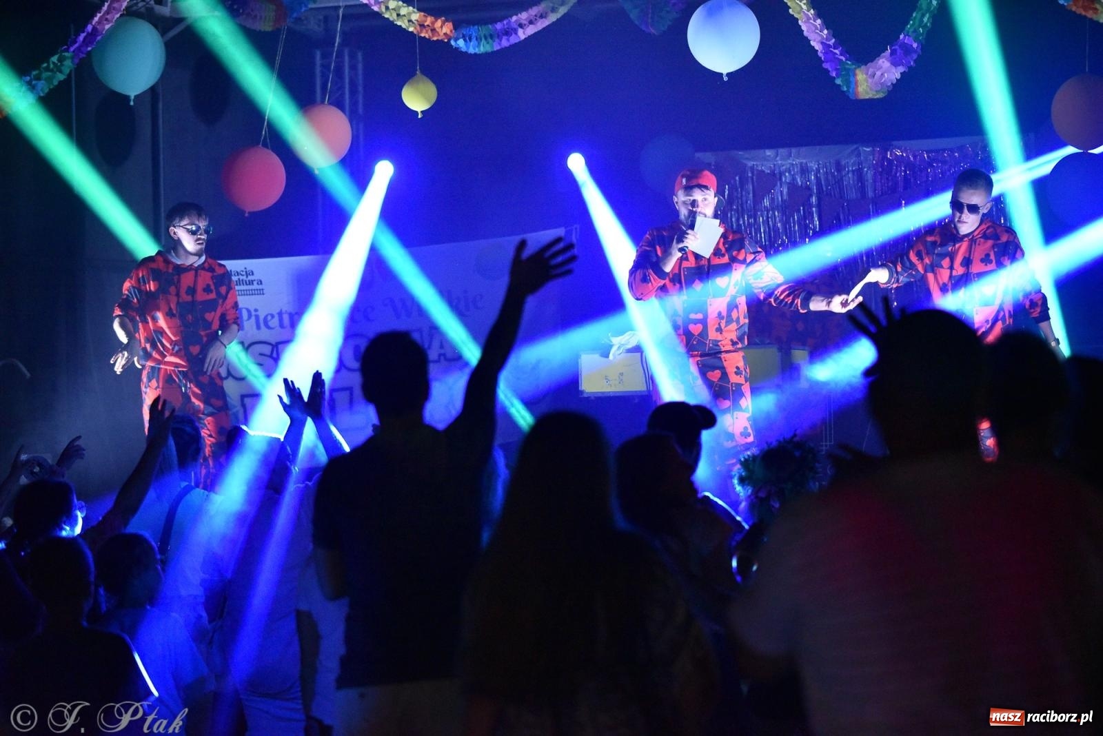 Zdjęcie w galerii na portalu naszraciborz.pl: Soleo, czyli disco polo na finał Eksplozji Kolorów w Pietrowicach Wielkich! wiadomości z regionu