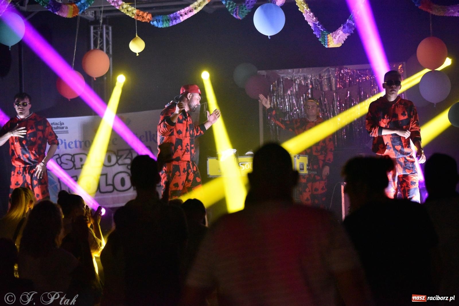 Zdjęcie w galerii na portalu naszraciborz.pl: Soleo, czyli disco polo na finał Eksplozji Kolorów w Pietrowicach Wielkich! wiadomości z regionu