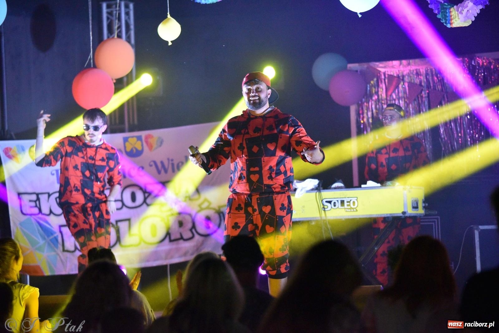 Zdjęcie w galerii na portalu naszraciborz.pl: Soleo, czyli disco polo na finał Eksplozji Kolorów w Pietrowicach Wielkich! wiadomości z regionu
