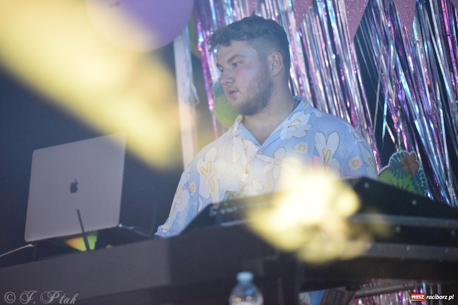 Zdjęcie w galerii na portalu naszraciborz.pl: Soleo, czyli disco polo na finał Eksplozji Kolorów w Pietrowicach Wielkich! wiadomości z regionu