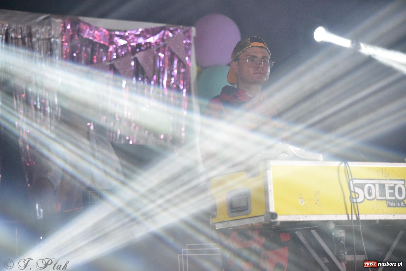 Zdjęcie w galerii na portalu naszraciborz.pl: Soleo, czyli disco polo na finał Eksplozji Kolorów w Pietrowicach Wielkich! wiadomości z regionu