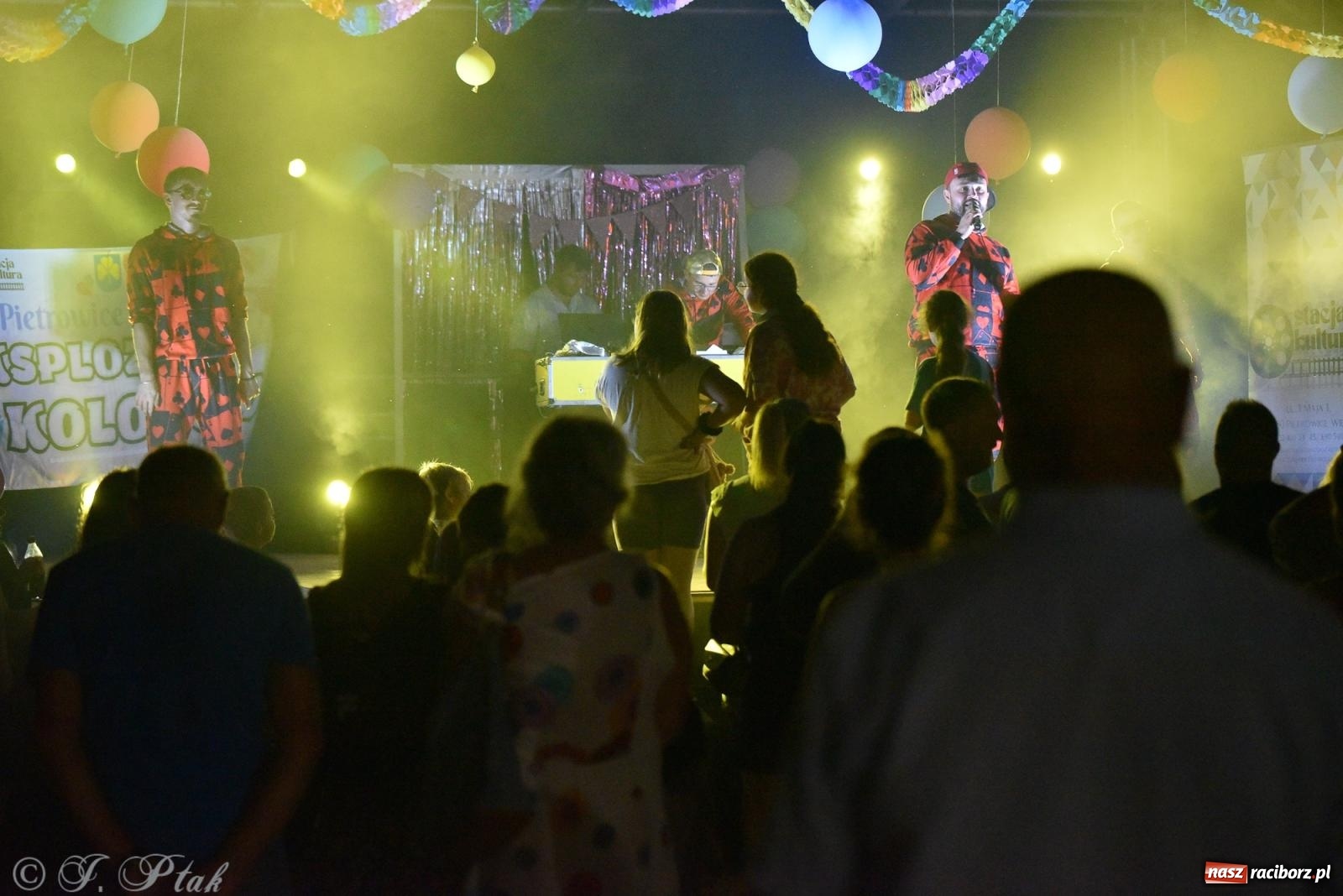 Zdjęcie w galerii na portalu naszraciborz.pl: Soleo, czyli disco polo na finał Eksplozji Kolorów w Pietrowicach Wielkich! wiadomości z regionu