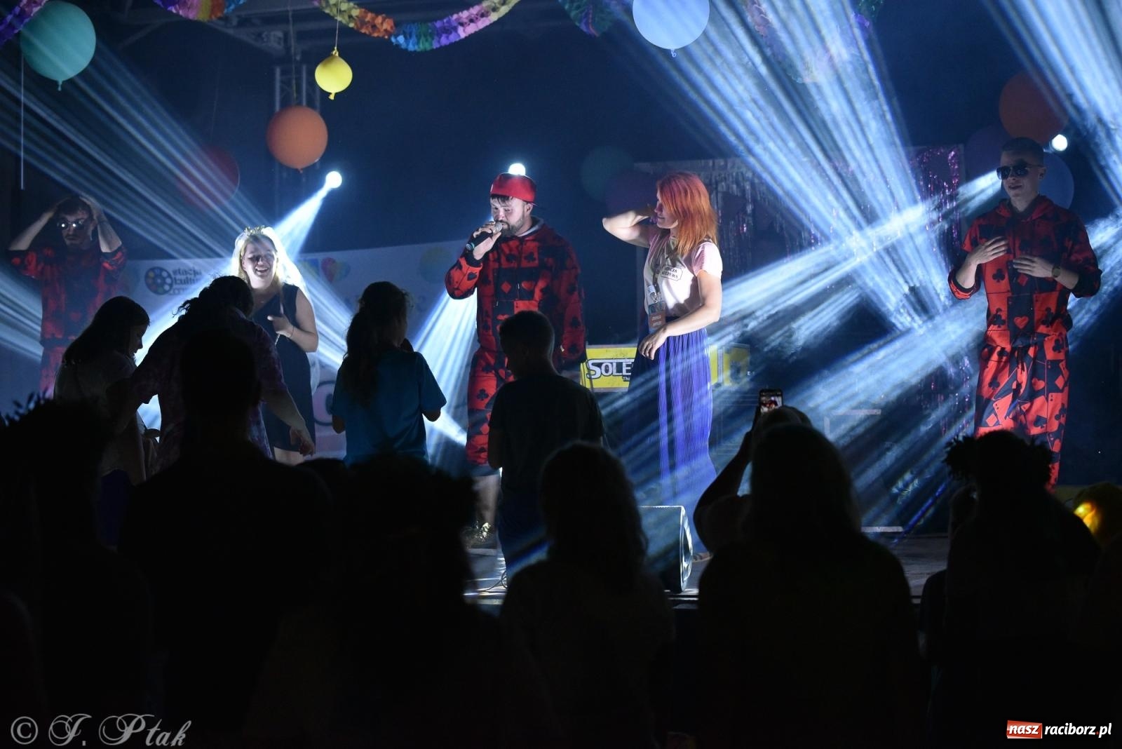 Zdjęcie w galerii na portalu naszraciborz.pl: Soleo, czyli disco polo na finał Eksplozji Kolorów w Pietrowicach Wielkich! wiadomości z regionu