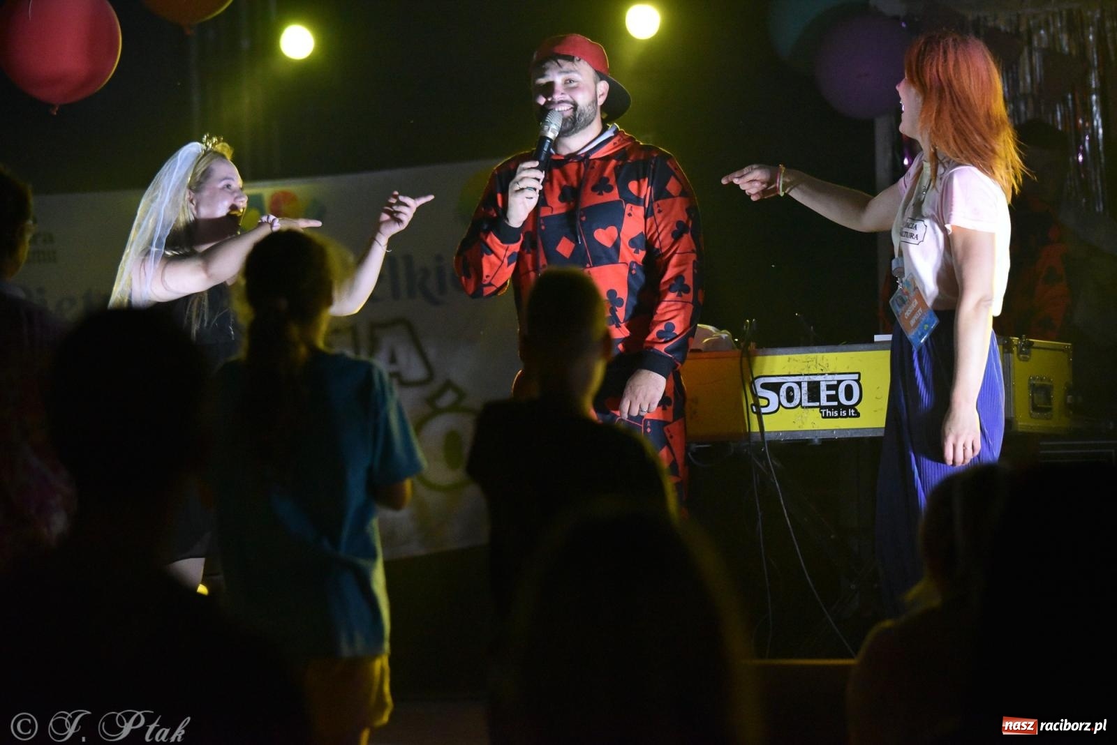 Zdjęcie w galerii na portalu naszraciborz.pl: Soleo, czyli disco polo na finał Eksplozji Kolorów w Pietrowicach Wielkich! wiadomości z regionu