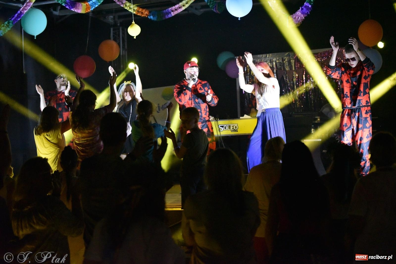 Zdjęcie w galerii na portalu naszraciborz.pl: Soleo, czyli disco polo na finał Eksplozji Kolorów w Pietrowicach Wielkich! wiadomości z regionu