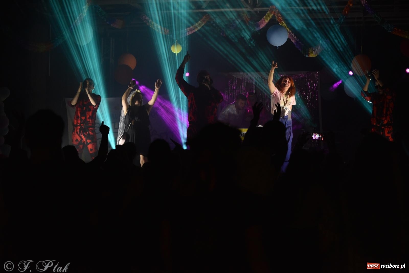 Zdjęcie w galerii na portalu naszraciborz.pl: Soleo, czyli disco polo na finał Eksplozji Kolorów w Pietrowicach Wielkich! wiadomości z regionu