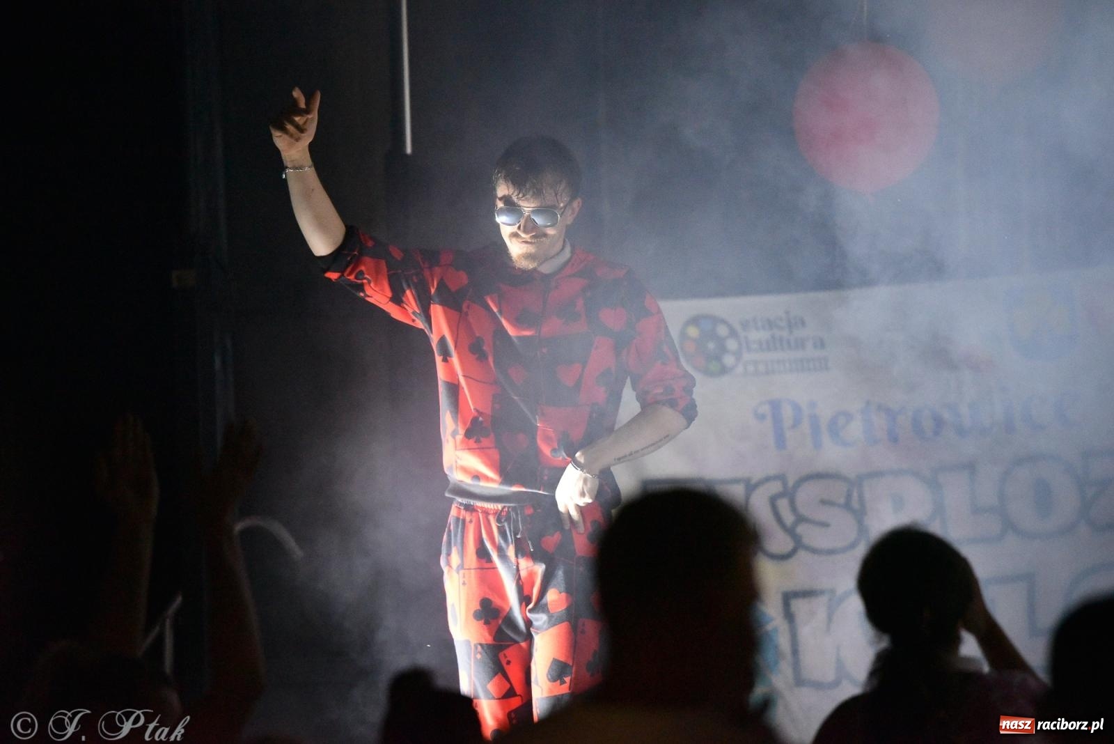 Zdjęcie w galerii na portalu naszraciborz.pl: Soleo, czyli disco polo na finał Eksplozji Kolorów w Pietrowicach Wielkich! wiadomości z regionu