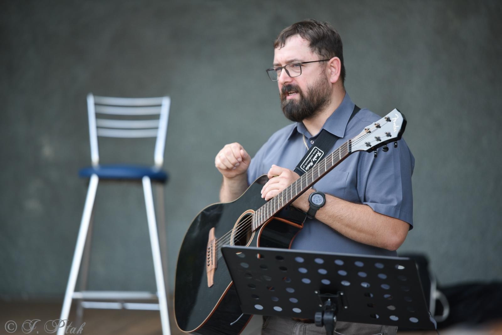 Zdjęcie w galerii na portalu naszraciborz.pl: Chrześcijańskie brzmienie akustycznie w parku m. Roth wiadomości z regionu