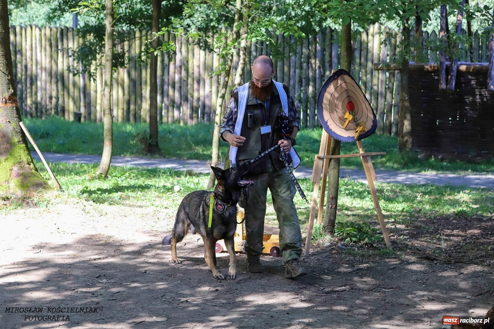 Zdjęcie w galerii na portalu naszraciborz.pl: Psi Gród. Miłośnicy czworonogów spotkali się w średniowiecznej scenerii wiadomości z regionu