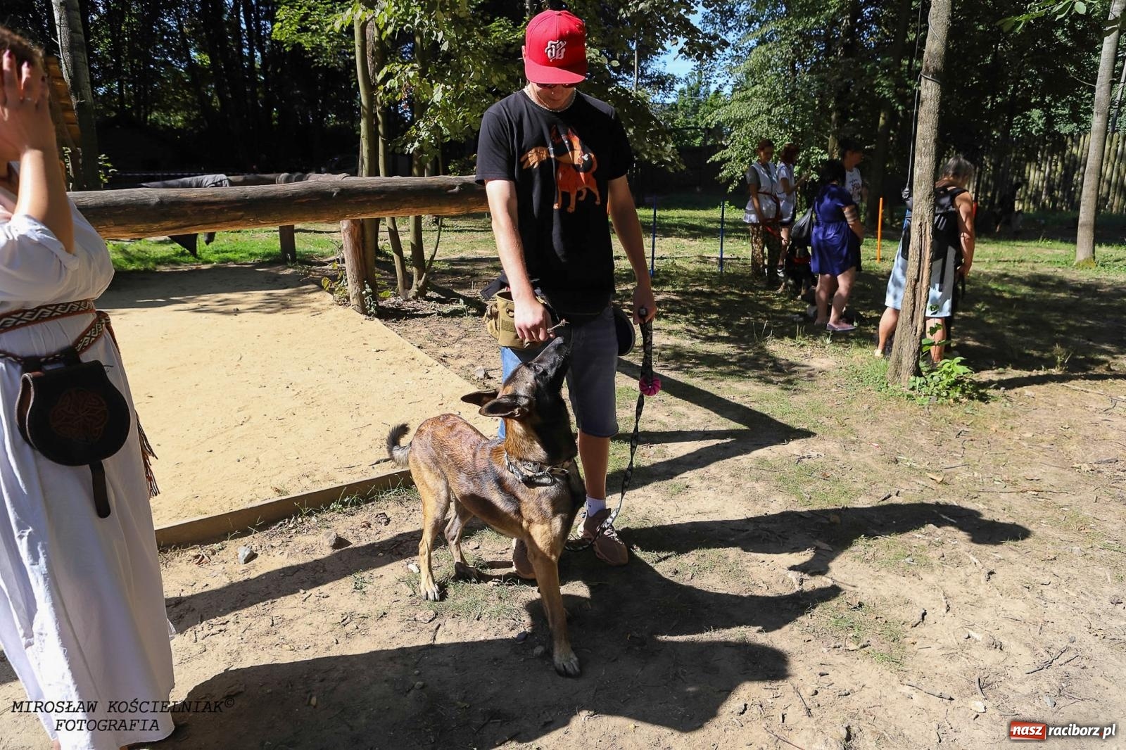 Zdjęcie w galerii na portalu naszraciborz.pl: Psi Gród. Miłośnicy czworonogów spotkali się w średniowiecznej scenerii wiadomości z regionu