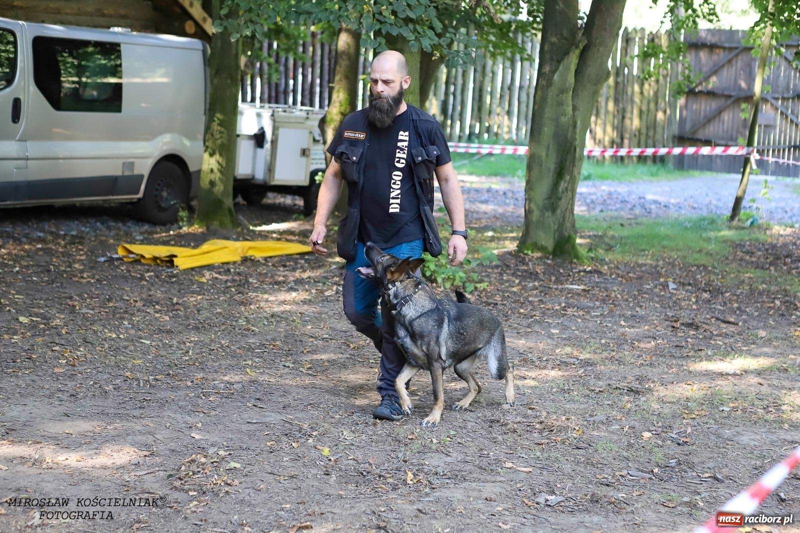 Zdjęcie w galerii na portalu naszraciborz.pl: Psi Gród. Miłośnicy czworonogów spotkali się w średniowiecznej scenerii wiadomości z regionu