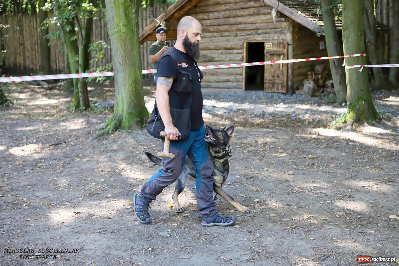 Zdjęcie w galerii na portalu naszraciborz.pl: Psi Gród. Miłośnicy czworonogów spotkali się w średniowiecznej scenerii wiadomości z regionu