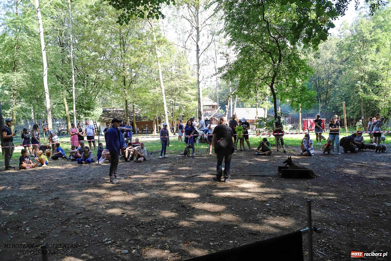 Zdjęcie w galerii na portalu naszraciborz.pl: Psi Gród. Miłośnicy czworonogów spotkali się w średniowiecznej scenerii wiadomości z regionu