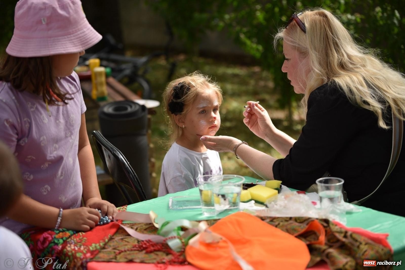 Zdjęcie w galerii na portalu naszraciborz.pl: TOGETHER. Polsko-ukraiński piknik integracyjny w ogrodzie Strzechy wiadomości z regionu
