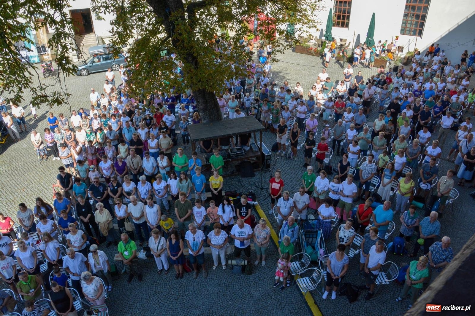 Zdjęcie w galerii na portalu naszraciborz.pl: Z zamku wyruszyła pielgrzymka na Jasną Górę [FOTO i WIDEO] wiadomości z regionu