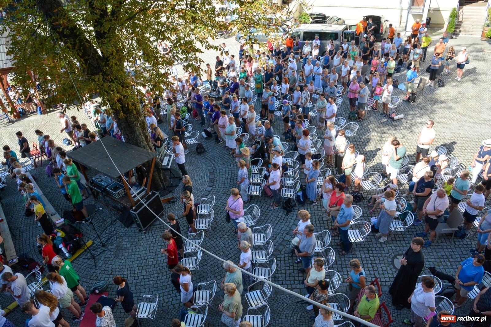 Zdjęcie w galerii na portalu naszraciborz.pl: Z zamku wyruszyła pielgrzymka na Jasną Górę [FOTO i WIDEO] wiadomości z regionu