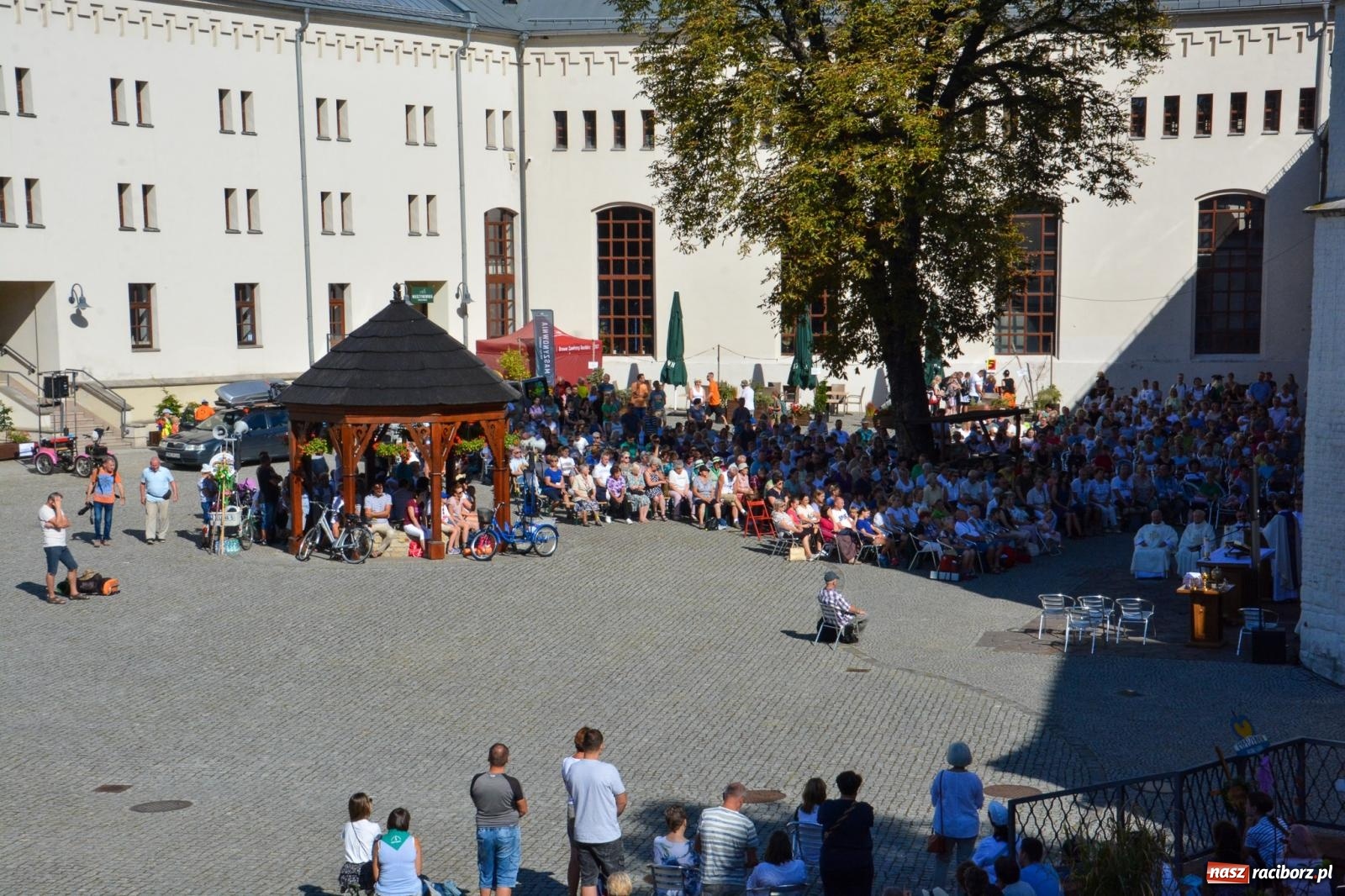 Zdjęcie w galerii na portalu naszraciborz.pl: Z zamku wyruszyła pielgrzymka na Jasną Górę [FOTO i WIDEO] wiadomości z regionu