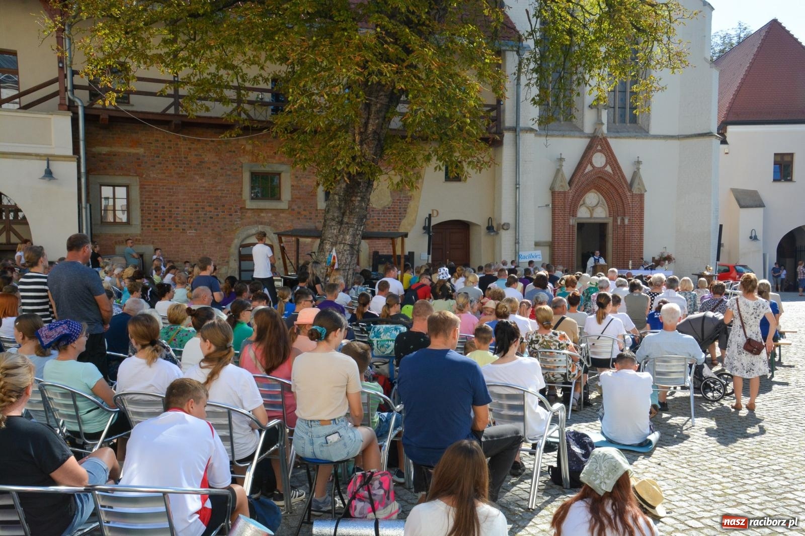 Zdjęcie w galerii na portalu naszraciborz.pl: Z zamku wyruszyła pielgrzymka na Jasną Górę [FOTO i WIDEO] wiadomości z regionu