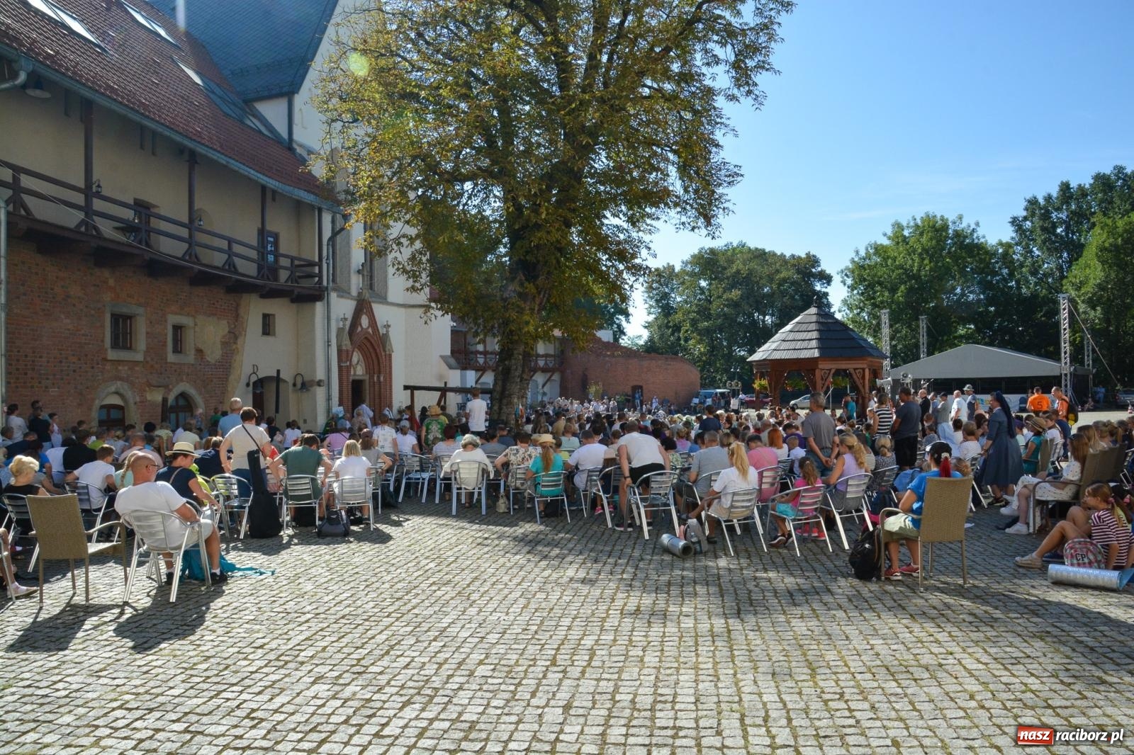 Zdjęcie w galerii na portalu naszraciborz.pl: Z zamku wyruszyła pielgrzymka na Jasną Górę [FOTO i WIDEO] wiadomości z regionu