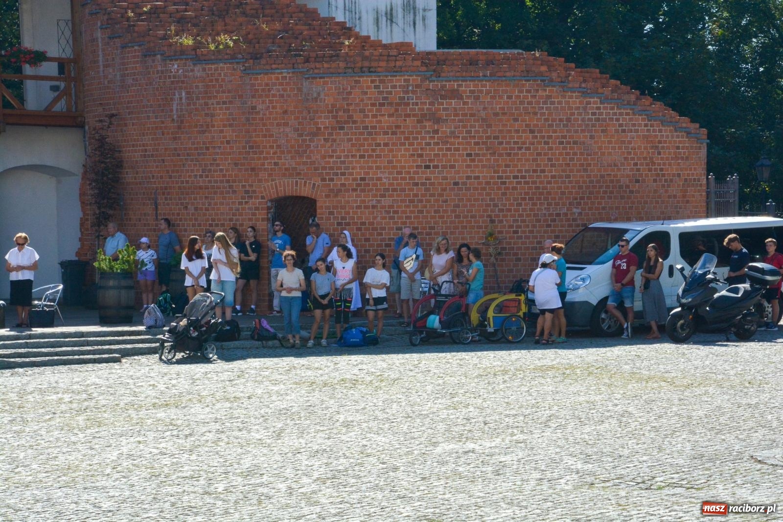 Zdjęcie w galerii na portalu naszraciborz.pl: Z zamku wyruszyła pielgrzymka na Jasną Górę [FOTO i WIDEO] wiadomości z regionu