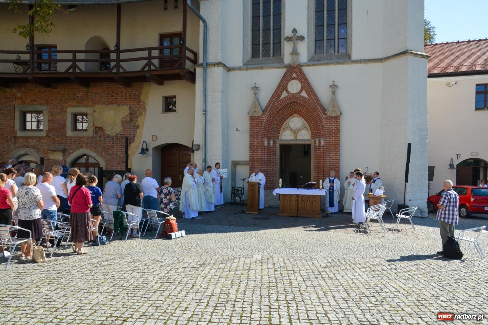 Zdjęcie w galerii na portalu naszraciborz.pl: Z zamku wyruszyła pielgrzymka na Jasną Górę [FOTO i WIDEO] wiadomości z regionu
