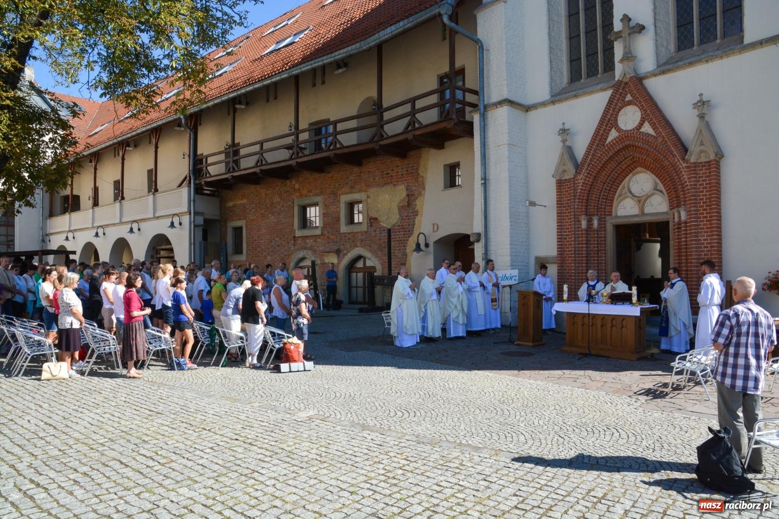 Zdjęcie w galerii na portalu naszraciborz.pl: Z zamku wyruszyła pielgrzymka na Jasną Górę [FOTO i WIDEO] wiadomości z regionu