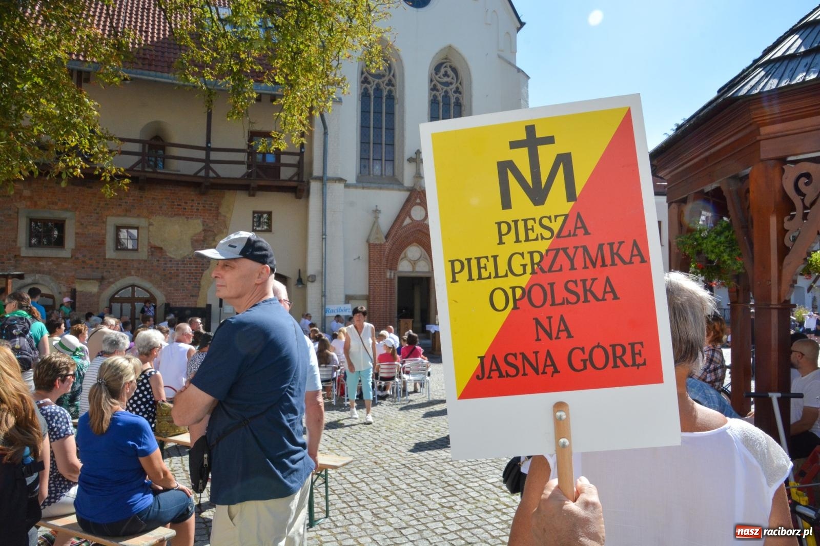 Zdjęcie w galerii na portalu naszraciborz.pl: Z zamku wyruszyła pielgrzymka na Jasną Górę [FOTO i WIDEO] wiadomości z regionu