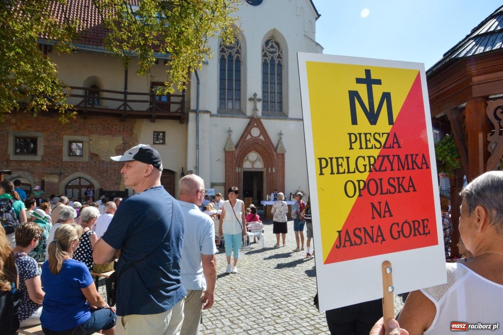 Zdjęcie w galerii na portalu naszraciborz.pl: Z zamku wyruszyła pielgrzymka na Jasną Górę [FOTO i WIDEO] wiadomości z regionu
