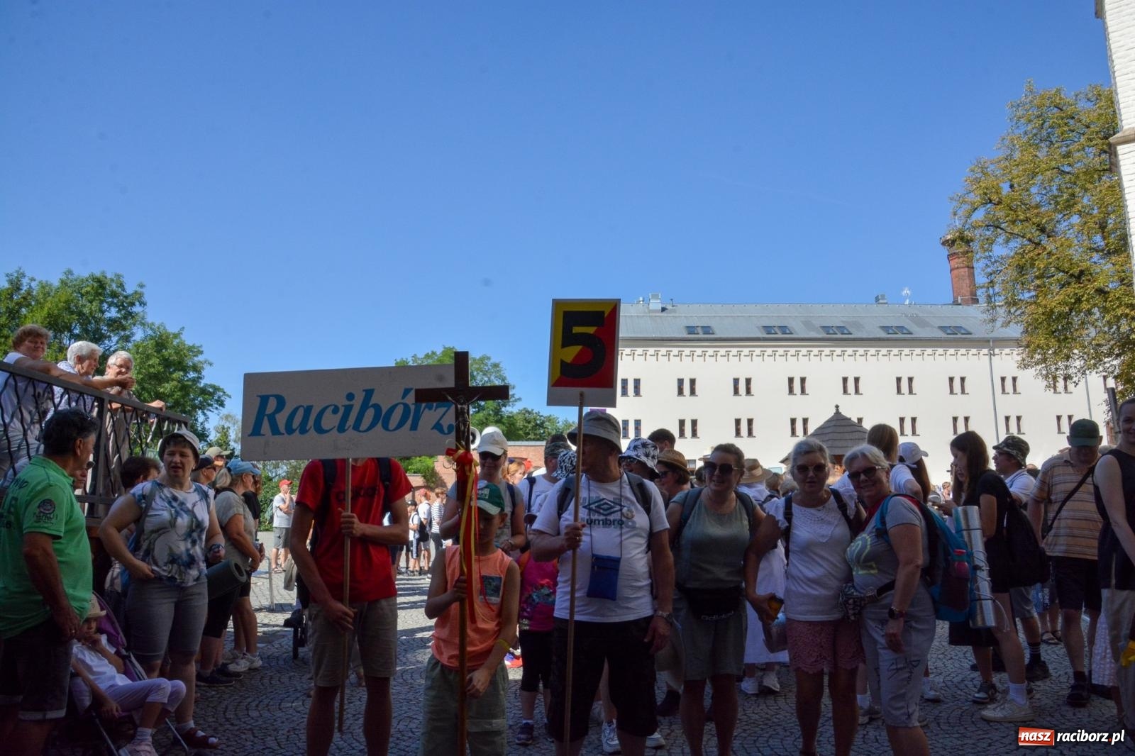Zdjęcie w galerii na portalu naszraciborz.pl: Z zamku wyruszyła pielgrzymka na Jasną Górę [FOTO i WIDEO] wiadomości z regionu