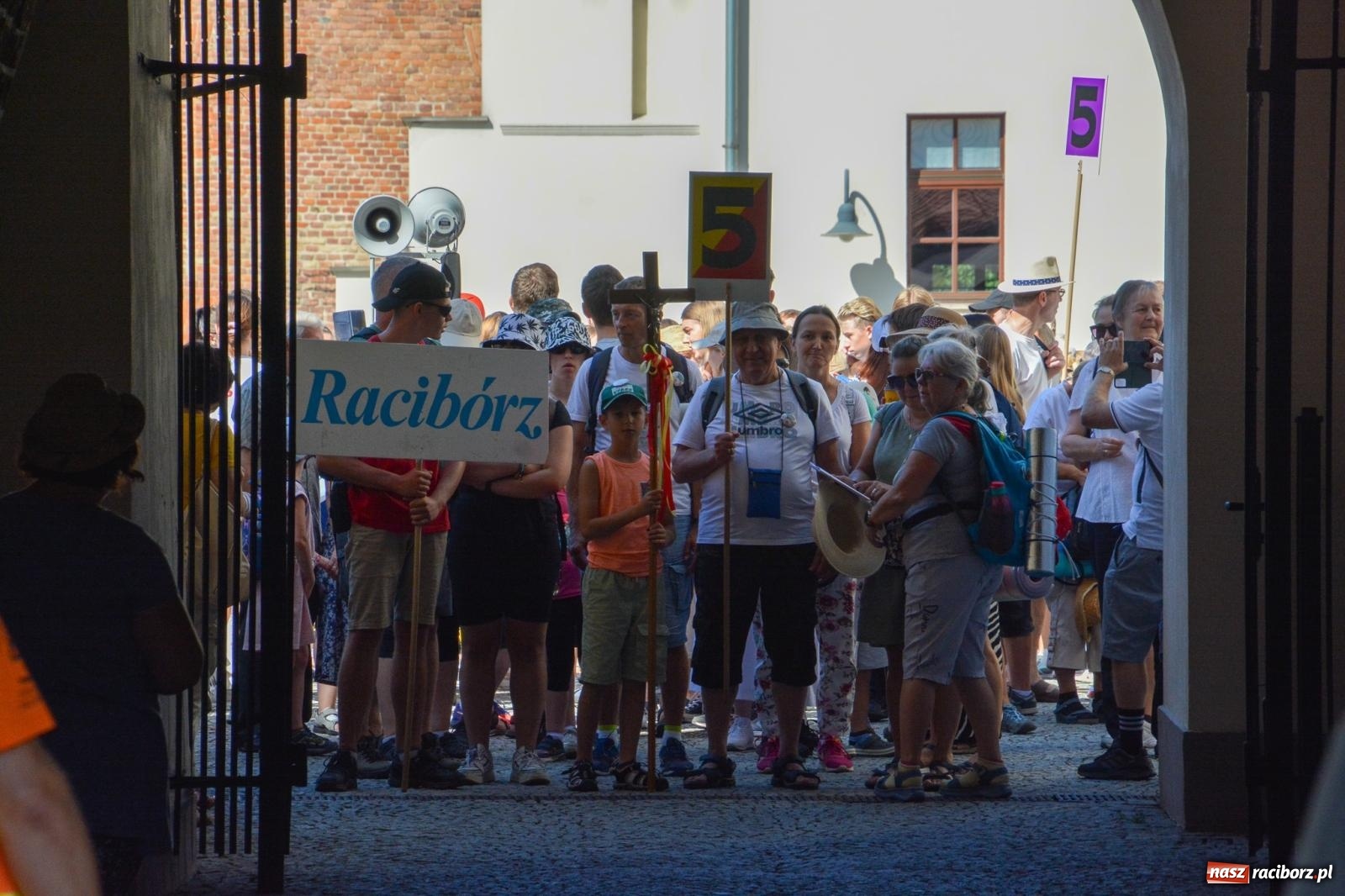 Zdjęcie w galerii na portalu naszraciborz.pl: Z zamku wyruszyła pielgrzymka na Jasną Górę [FOTO i WIDEO] wiadomości z regionu