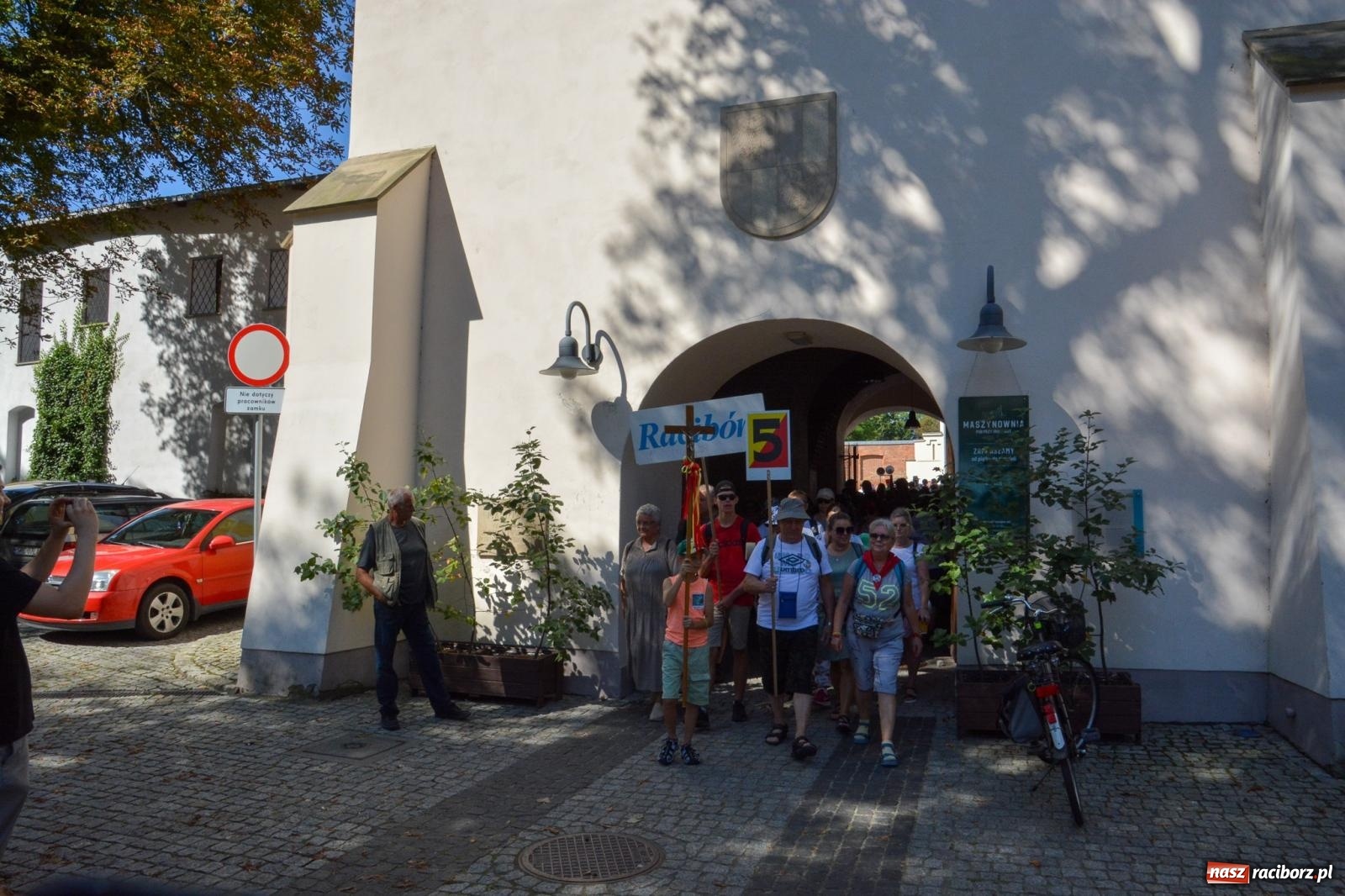 Zdjęcie w galerii na portalu naszraciborz.pl: Z zamku wyruszyła pielgrzymka na Jasną Górę [FOTO i WIDEO] wiadomości z regionu