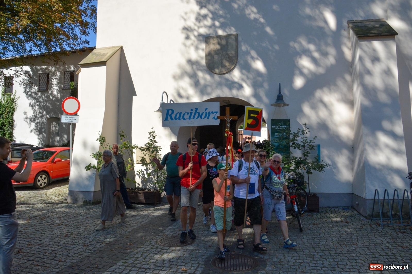Zdjęcie w galerii na portalu naszraciborz.pl: Z zamku wyruszyła pielgrzymka na Jasną Górę [FOTO i WIDEO] wiadomości z regionu