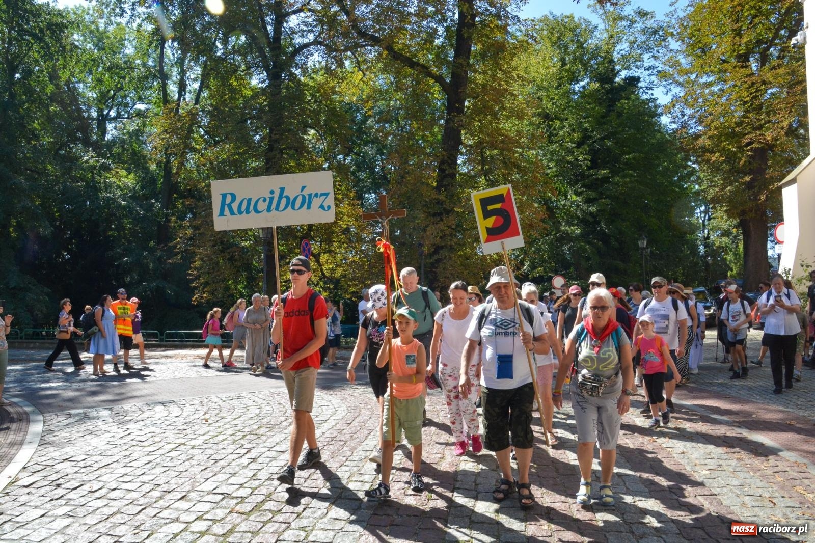 Zdjęcie w galerii na portalu naszraciborz.pl: Z zamku wyruszyła pielgrzymka na Jasną Górę [FOTO i WIDEO] wiadomości z regionu
