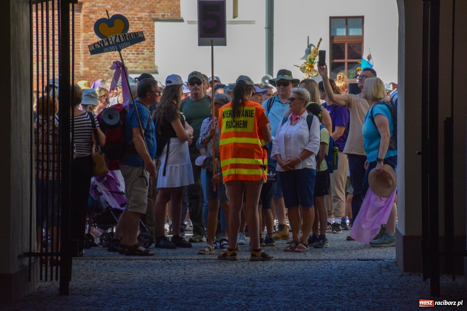 Zdjęcie w galerii na portalu naszraciborz.pl: Z zamku wyruszyła pielgrzymka na Jasną Górę [FOTO i WIDEO] wiadomości z regionu