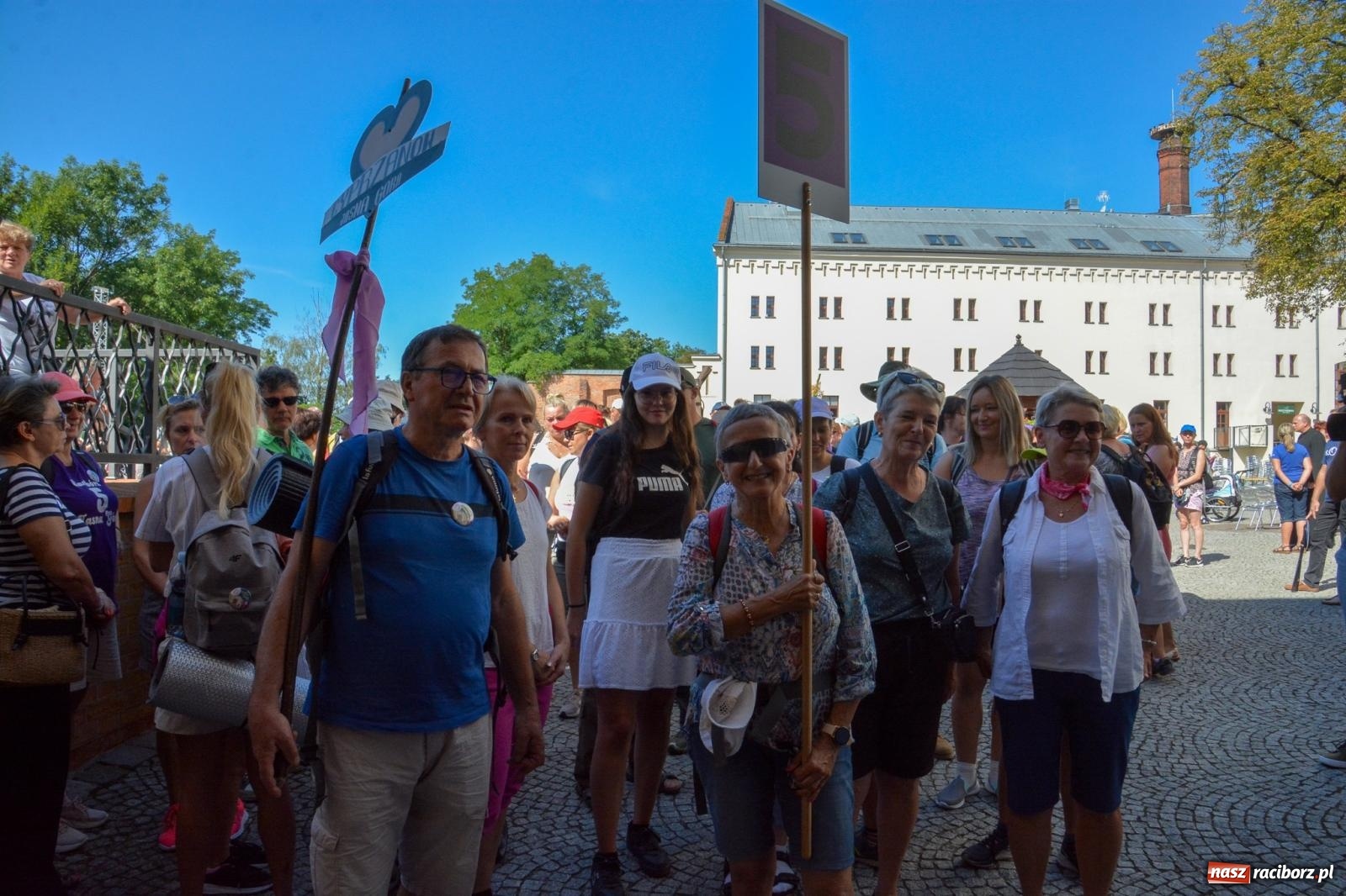 Zdjęcie w galerii na portalu naszraciborz.pl: Z zamku wyruszyła pielgrzymka na Jasną Górę [FOTO i WIDEO] wiadomości z regionu