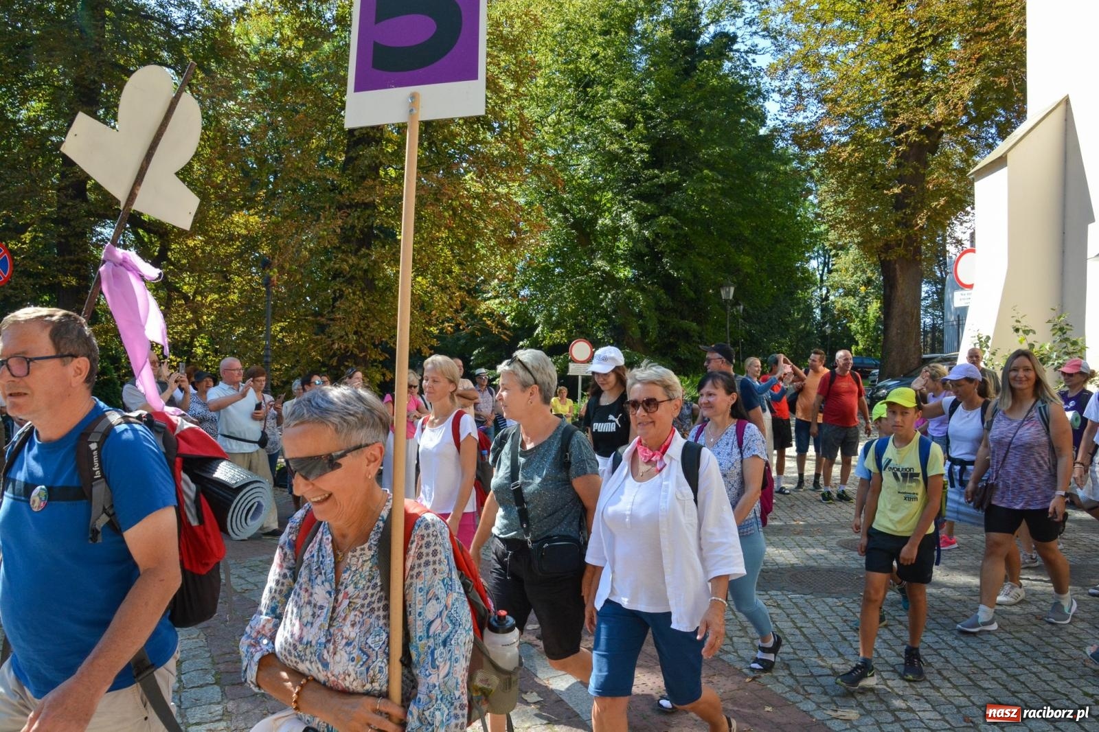 Zdjęcie w galerii na portalu naszraciborz.pl: Z zamku wyruszyła pielgrzymka na Jasną Górę [FOTO i WIDEO] wiadomości z regionu