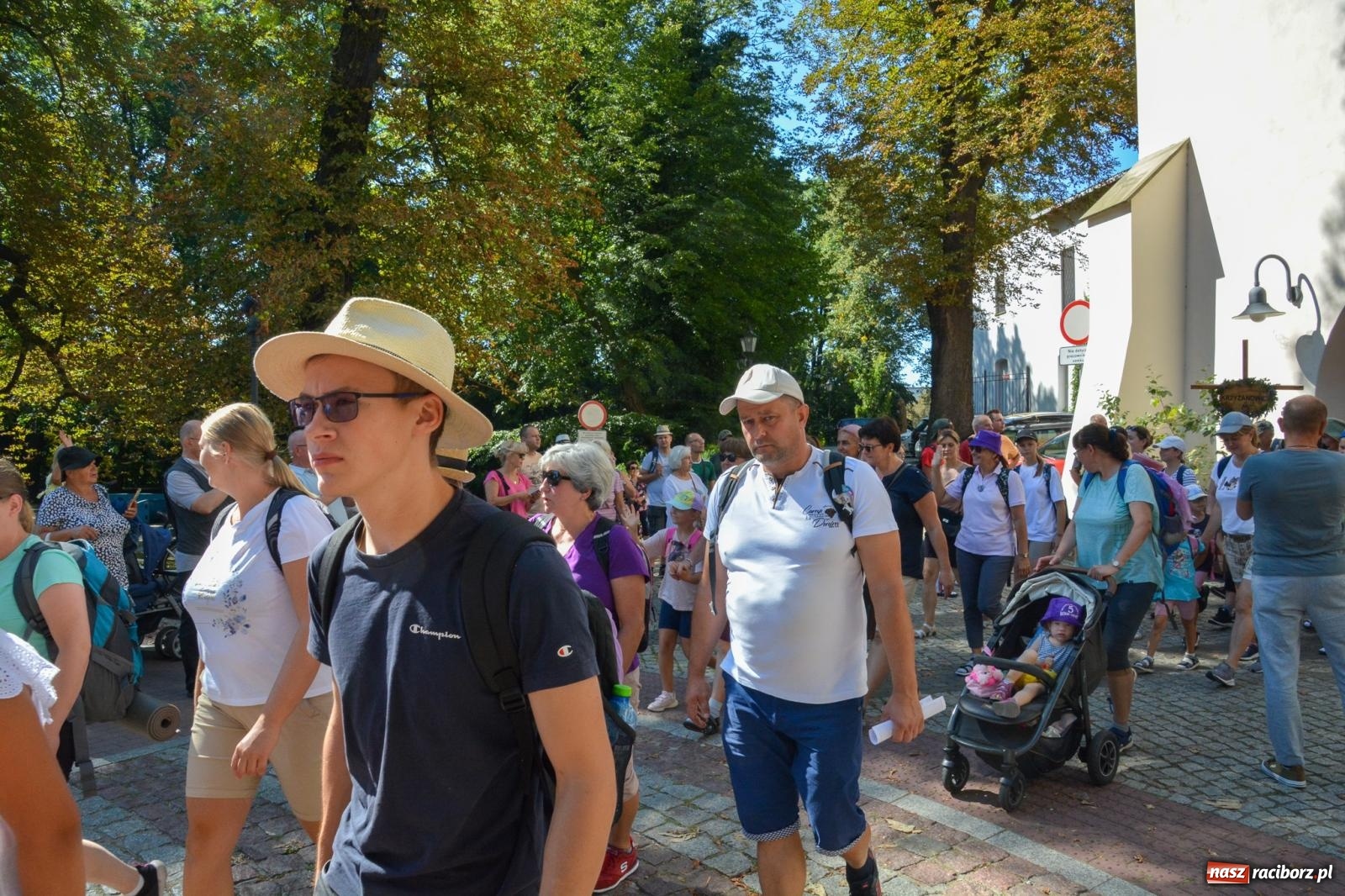 Zdjęcie w galerii na portalu naszraciborz.pl: Z zamku wyruszyła pielgrzymka na Jasną Górę [FOTO i WIDEO] wiadomości z regionu