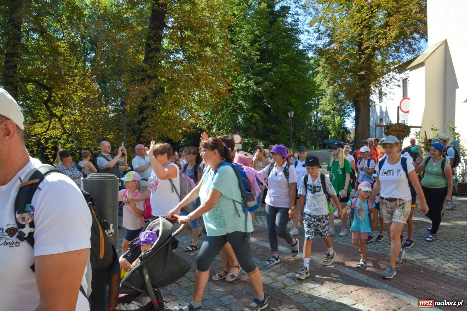 Zdjęcie w galerii na portalu naszraciborz.pl: Z zamku wyruszyła pielgrzymka na Jasną Górę [FOTO i WIDEO] wiadomości z regionu