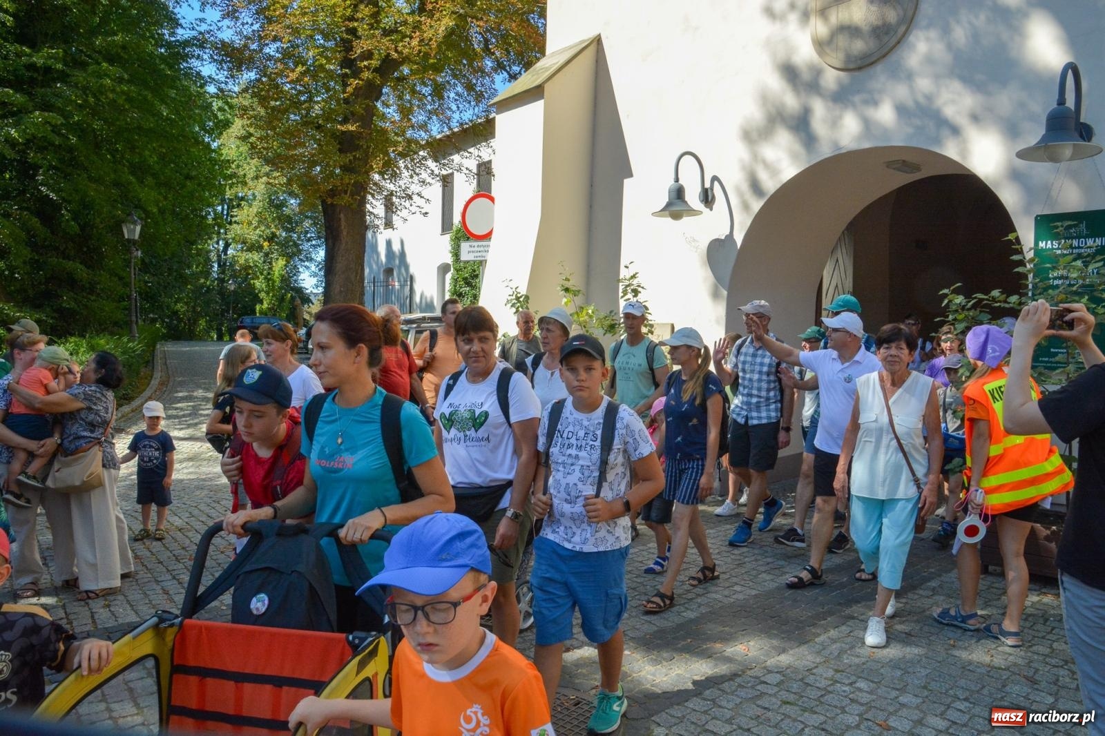 Zdjęcie w galerii na portalu naszraciborz.pl: Z zamku wyruszyła pielgrzymka na Jasną Górę [FOTO i WIDEO] wiadomości z regionu
