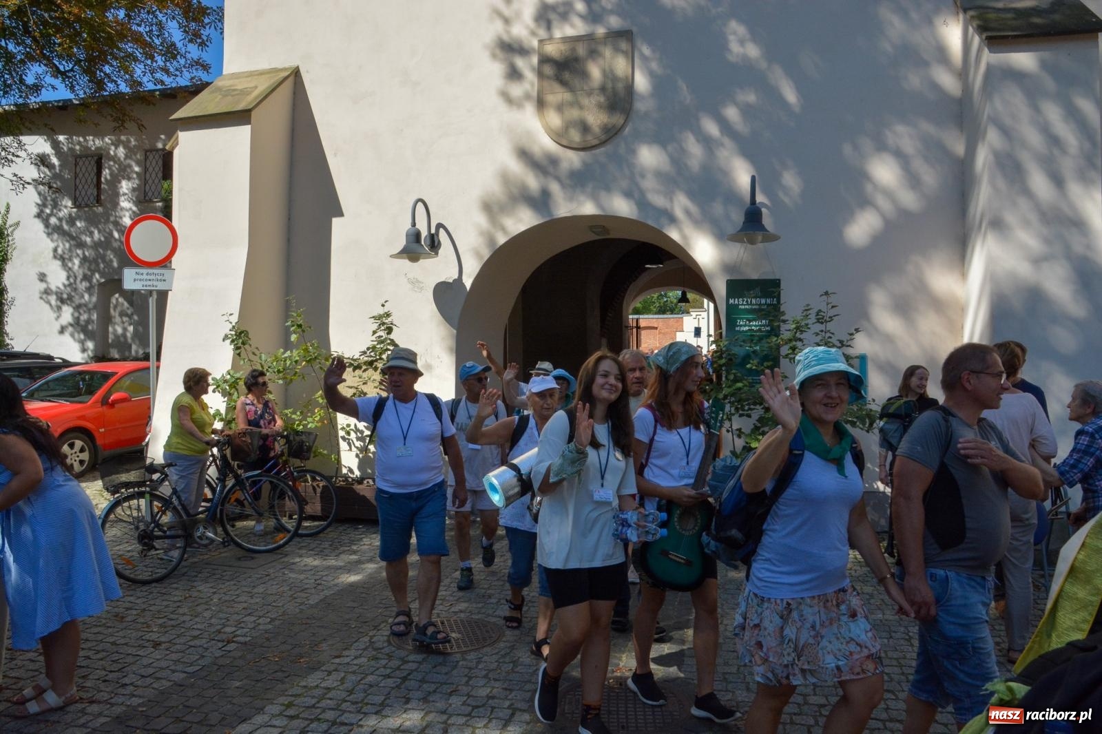 Zdjęcie w galerii na portalu naszraciborz.pl: Z zamku wyruszyła pielgrzymka na Jasną Górę [FOTO i WIDEO] wiadomości z regionu