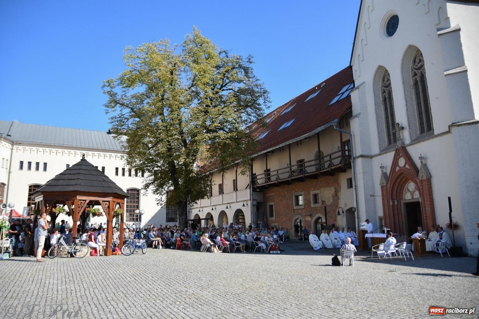 Zdjęcie w galerii na portalu naszraciborz.pl: Bracia i siostry w drodze. 48. Opolska Piesza Pielgrzymka na Jasną Górę wyruszyła z Raciborza [FOTO i WIDEO] wiadomości z regionu