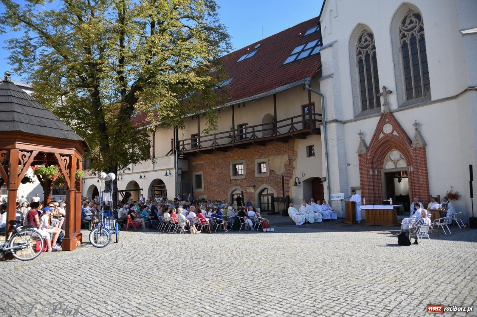 Zdjęcie w galerii na portalu naszraciborz.pl: Bracia i siostry w drodze. 48. Opolska Piesza Pielgrzymka na Jasną Górę wyruszyła z Raciborza [FOTO i WIDEO] wiadomości z regionu