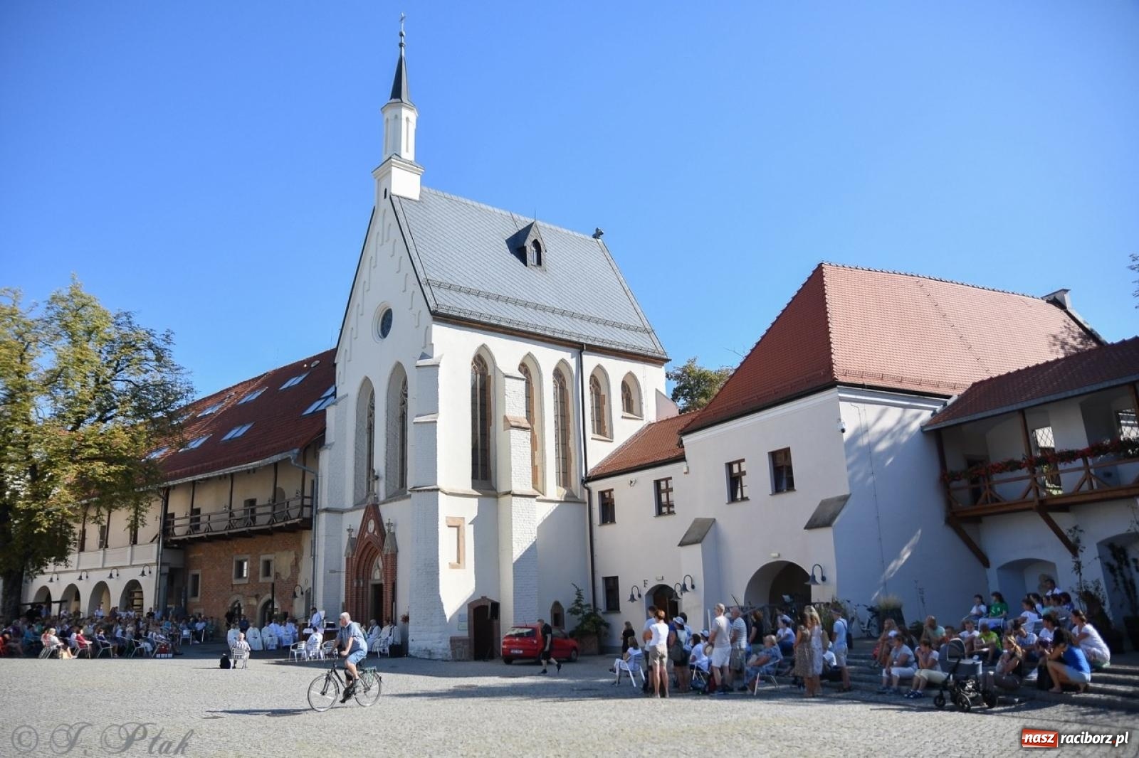 Zdjęcie w galerii na portalu naszraciborz.pl: Bracia i siostry w drodze. 48. Opolska Piesza Pielgrzymka na Jasną Górę wyruszyła z Raciborza [FOTO i WIDEO] wiadomości z regionu