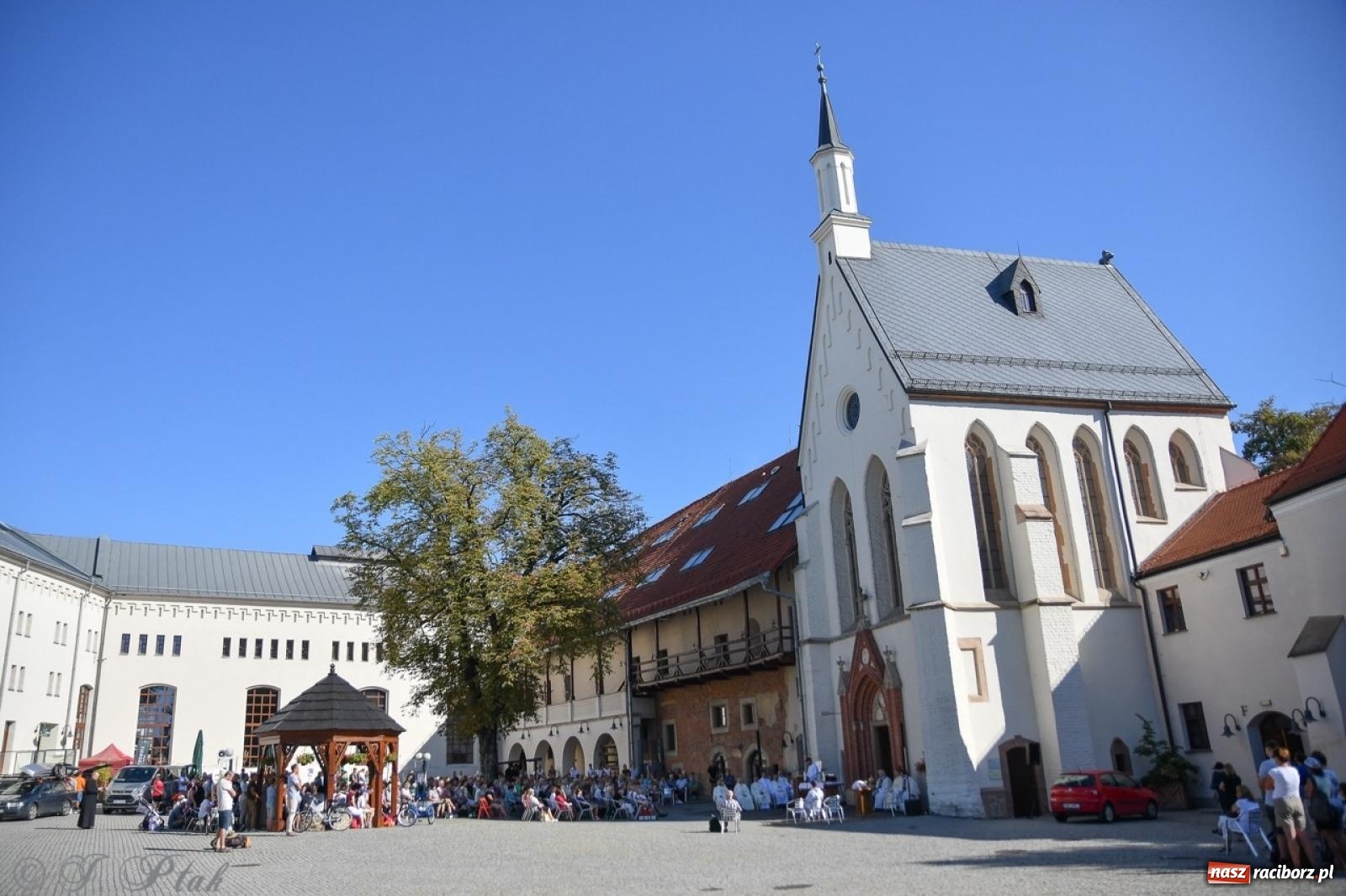 Zdjęcie w galerii na portalu naszraciborz.pl: Bracia i siostry w drodze. 48. Opolska Piesza Pielgrzymka na Jasną Górę wyruszyła z Raciborza [FOTO i WIDEO] wiadomości z regionu