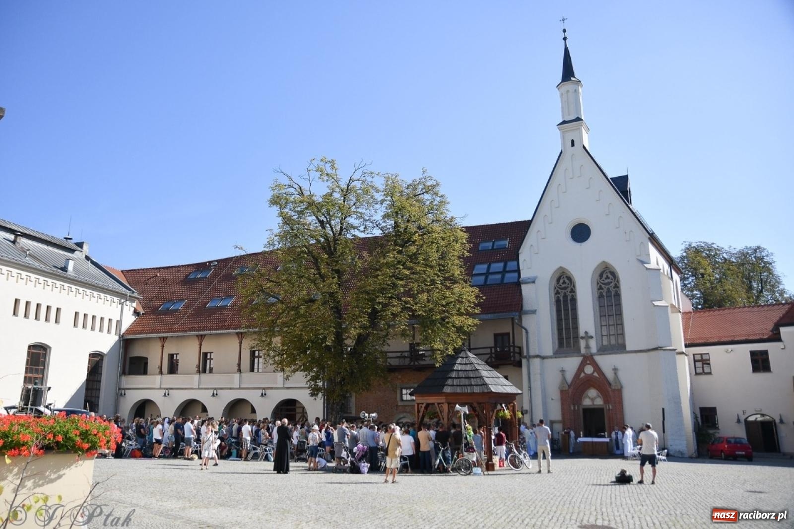 Zdjęcie w galerii na portalu naszraciborz.pl: Bracia i siostry w drodze. 48. Opolska Piesza Pielgrzymka na Jasną Górę wyruszyła z Raciborza [FOTO i WIDEO] wiadomości z regionu