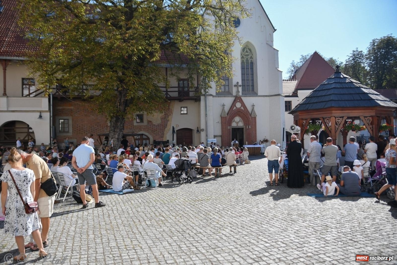 Zdjęcie w galerii na portalu naszraciborz.pl: Bracia i siostry w drodze. 48. Opolska Piesza Pielgrzymka na Jasną Górę wyruszyła z Raciborza [FOTO i WIDEO] wiadomości z regionu